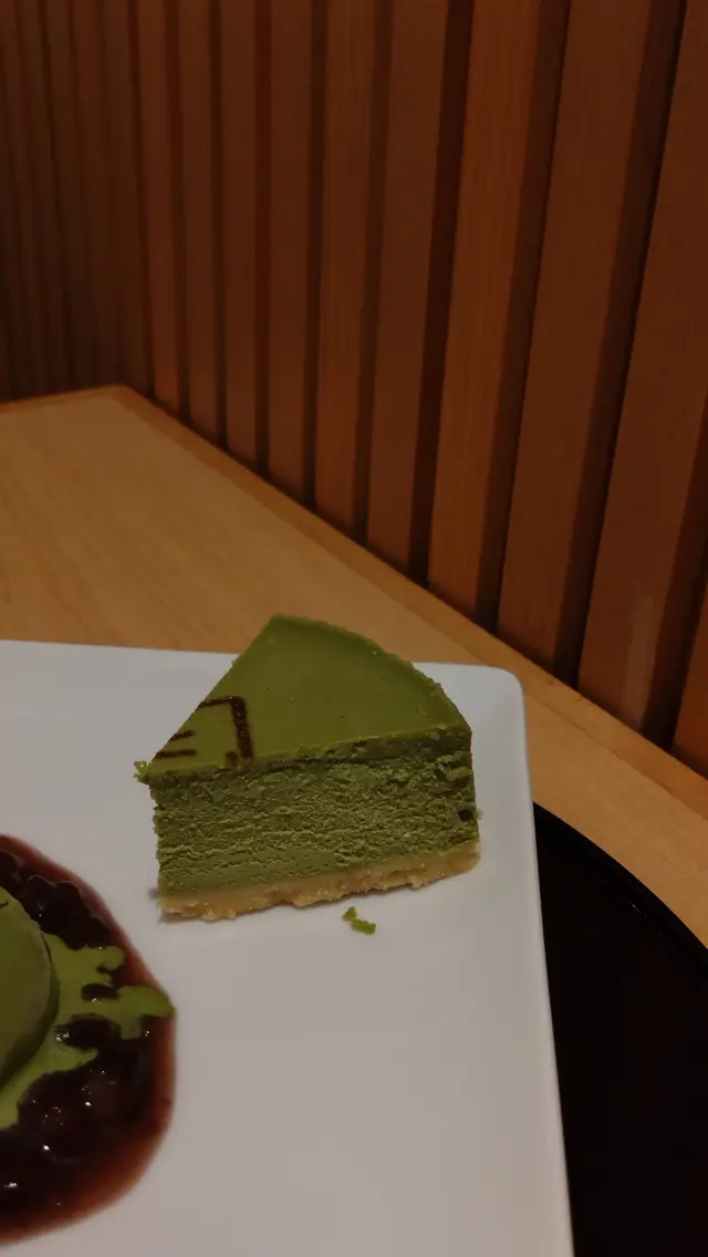 挺身又細件的芝士蛋糕味道微鹹微甜,滲出抹茶甘味