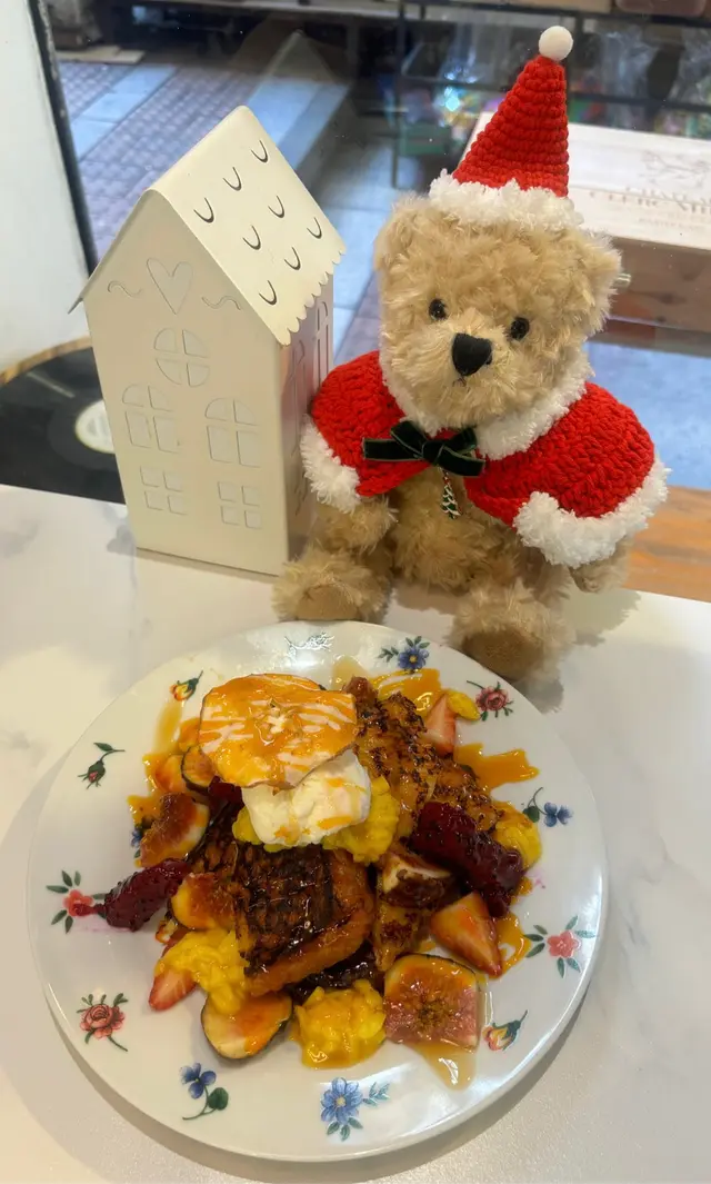 呢款法式吐司配搭咗唔同嘅水果 有芒果🥭 火龍果 士多啤梨🍓無花果等 賣相超fancy✨法式吐司淋上芒果汁同雲呢拿雪糕🍦外帶焦香 入口濕潤綿密 仲帶有蛋香🍳個人認為吐司可以再脆少少🤏但整體口感豐富 甜度適中