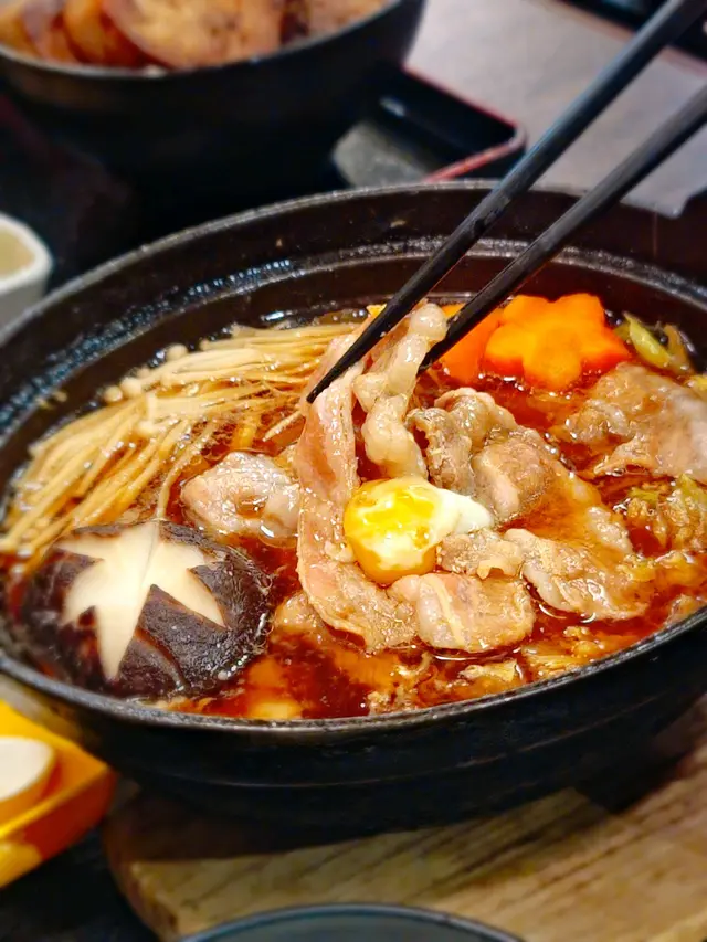 最愛的牛肉壽喜燒😍甜甜的湯底很好喝接著一口連一口，肥牛嫩口🥩壽喜燒的中間是日本鵪鶉蛋，比傳統配日本雞蛋更香更甜💕