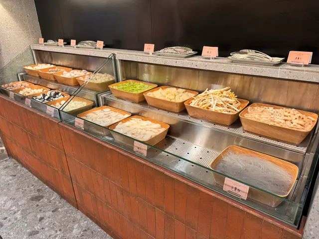 各樣丸啦,貢丸台灣貢丸花枝丸咁啦,另外又有 萵筍 淮山 蘿蔔 花生芽菜 蓮藕 豬皮