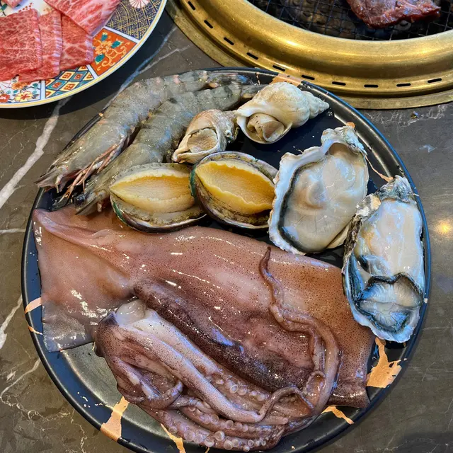 燒原隻日本生蠔 原隻鮑魚燒 大海老 法國黃金螺 原條魷魚筒