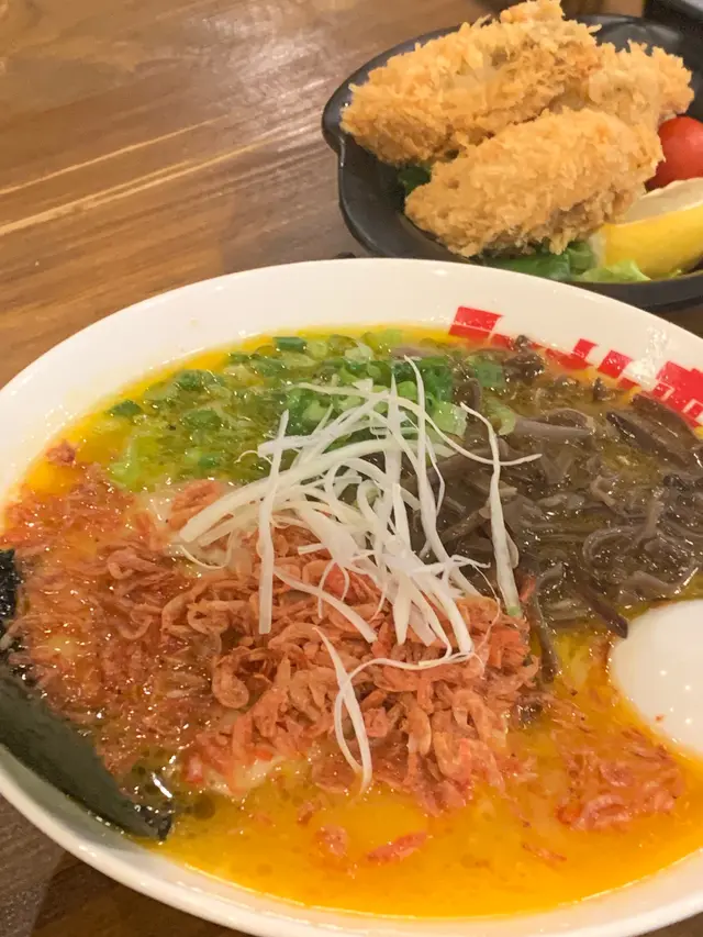 他們的櫻花蝦也太誇張了吧 吃進去喝進去 香香的海鮮🦞味
但又不過濃 相信不好海鮮的朋朋們也可以接受~
他們的拉麵🍜粗幼度剛好 挑了個偏硬的質感 但又不會真的硬
嘴嚼中 帶點微彈性 而且份量足 把湯喝光 麵又吃光 女生肯定會超級飽足🤣
(男生的幸福🤣🤣🤣?