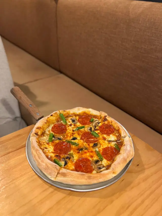 至尊辣肉腸pizza
