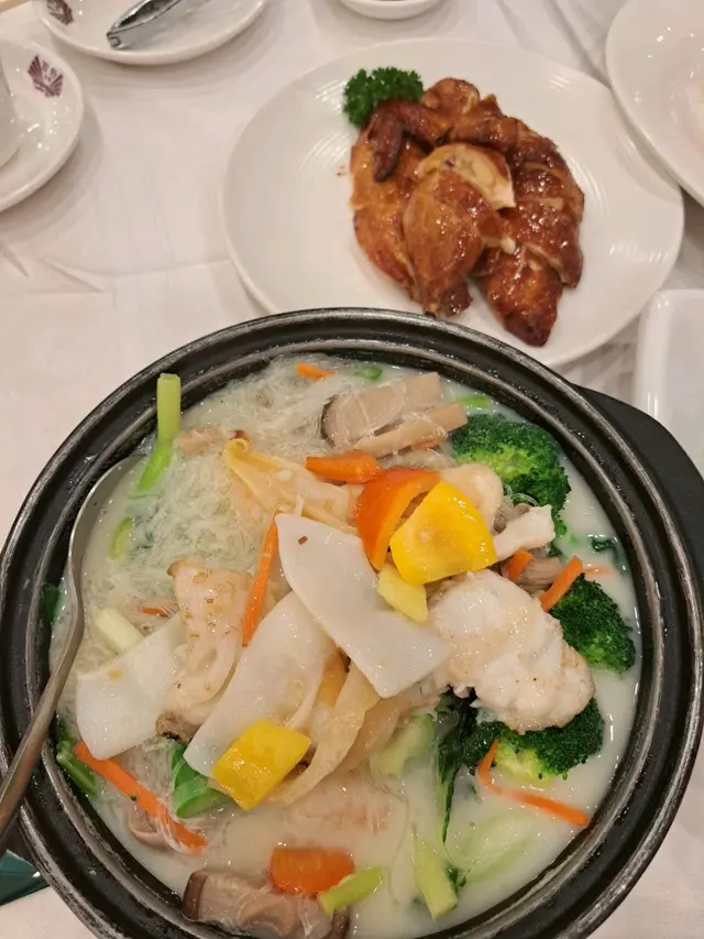 雜菜嘅海鮮頗多，鮮魷不靱