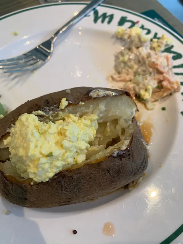 上環店超級唔識變通，一定跟餐牌，完全唔flexible；因為我唔食洋蔥同蔥，問個reception個三文魚有冇蔥同洋蔥，佢亂答話無，點知個三文魚沙律係多洋蔥到嘔，所以食唔到，上環店reception同經理超級差