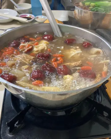 醉鸡煲、羊腩煲、手切牛肉、炸鲮鱼球、煲仔饭