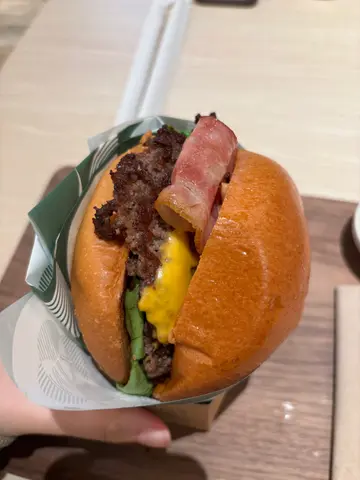 芝士煙肉雙層脆邊牛肉漢堡