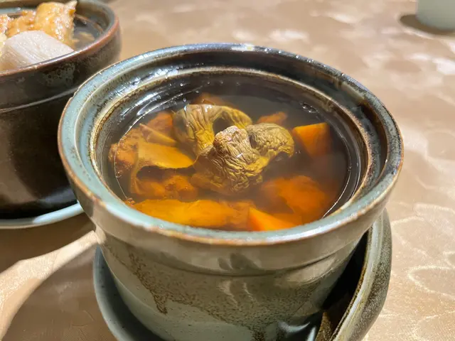 原盅燉姬松茸淮山甘筍燉黑毛豚肉湯
