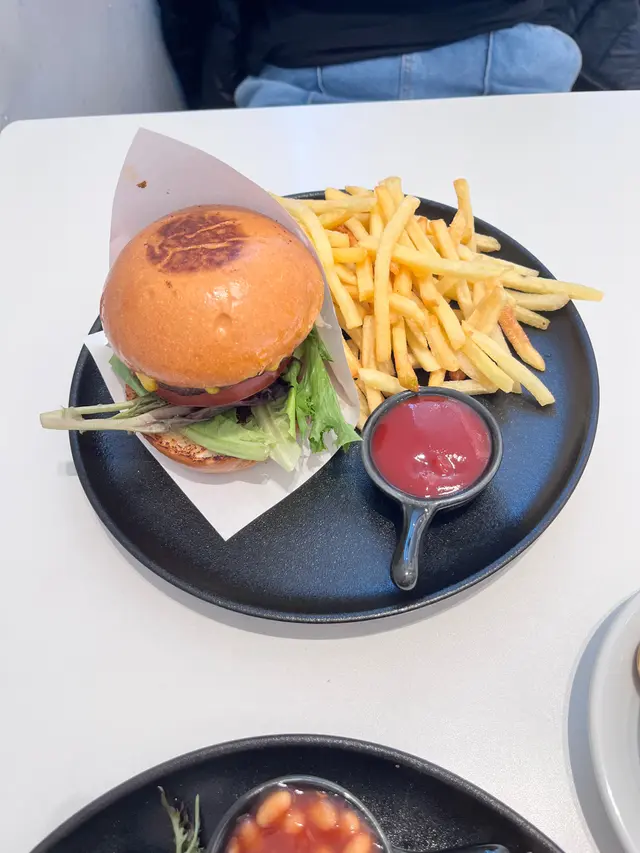 牛肉芝士漢堡配薯條