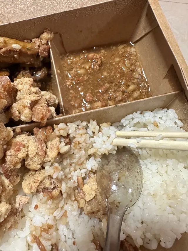 外賣打開個盒得 「 兩 匙 羹 」肉燥.. 好在本身有3隻雞翼 及 另外加左細鹽酥雞！ 外賣盒$1， 鹽酥雞紙袋$1，外賣袋$1！請餐廳好好正視外賣質量保持平均水準！