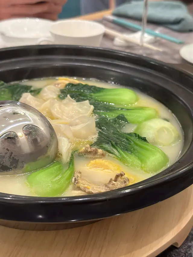 個湯超甜！！ 店員會幫我哋分埋上，雲吞味道岩岩好唔會太搶，出色