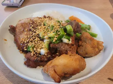 厚切豬扒飯配七味炸雞