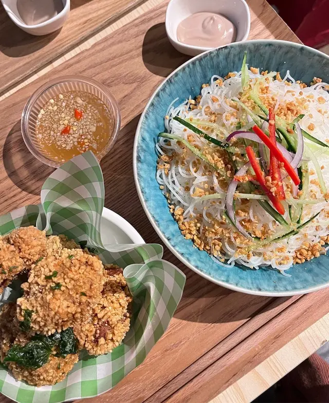 招牌豆乳鹽酥雞配涼拌泰式米粉