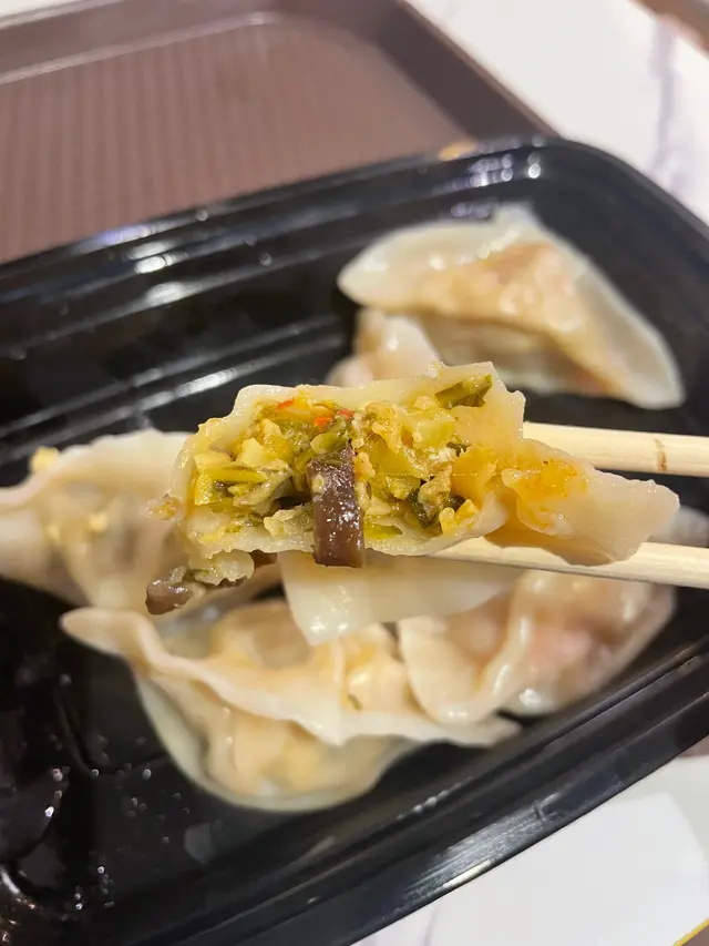 坊間十分少見的餡料，以酸菜入餃，有種變形嘅酸菜米線風味，仲夾雜左粉絲同木耳，相信係對餃子有研究嘅老闆唷～