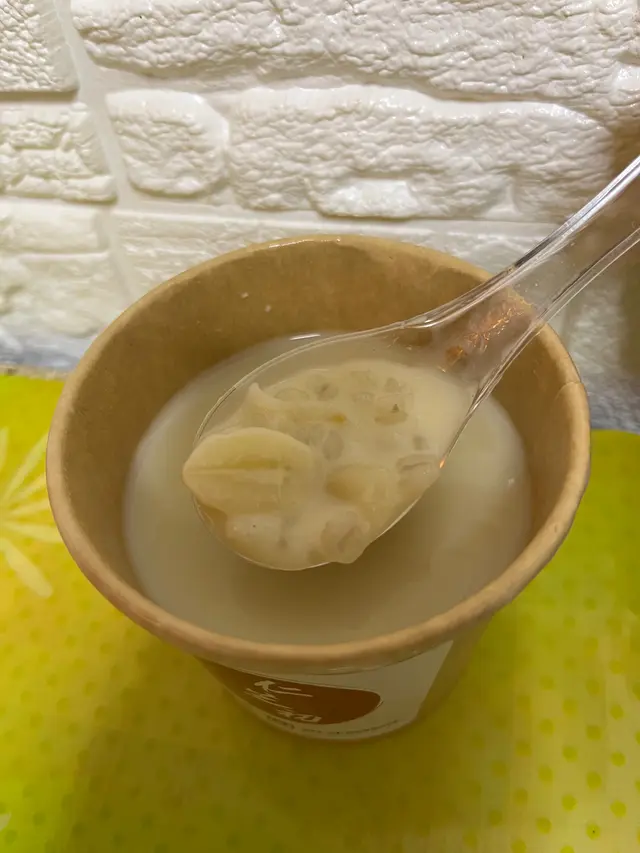 腐竹糖水夠晒火候🔥 煮融咗嘅腐竹入口軟綿香滑 入口帶有腐竹嘅清香 配搭軟糯嘅薏米 食落有咬口 甜度適中😋可以加隻雞蛋或者芋圓 令味道更豐富👍🏻
