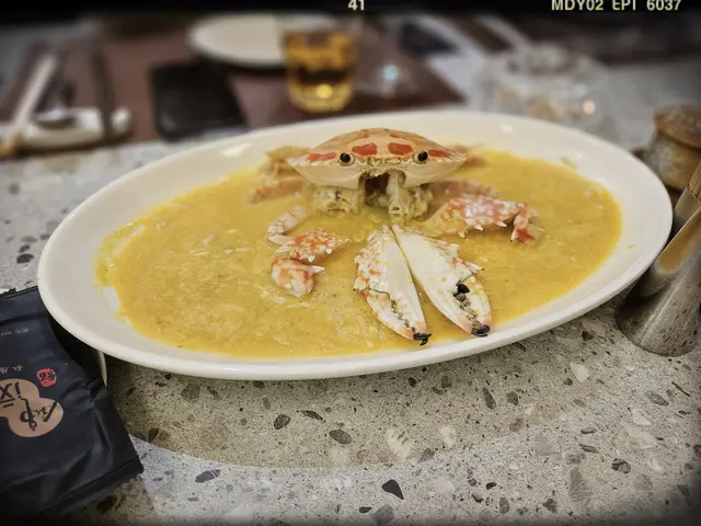 招牌花雕蒸海紅蟹