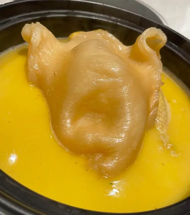 花膠非常厚肉，雞湯濃郁，店長介紹先用母雞熬湯，雞殼丟棄，用另一隻新鮮雞熬20分鐘上枱，雞肉滑到不得了