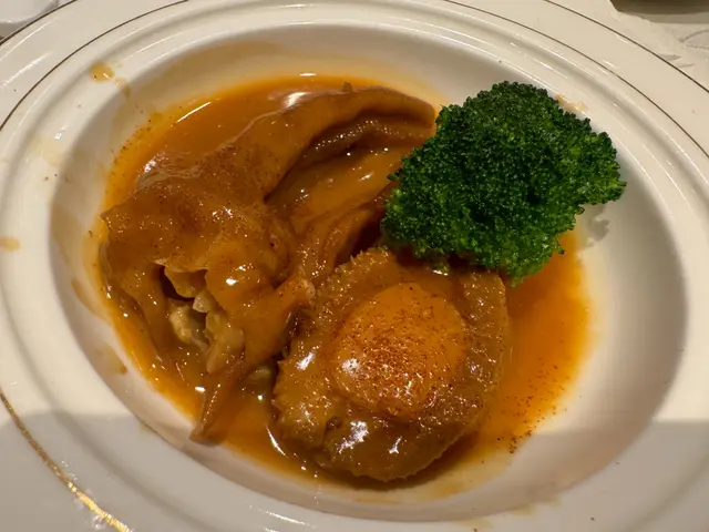 鮑魚扣鵝掌非常入味，軟硬適中