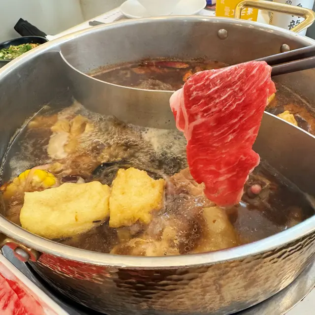 養生花膠雞和麻辣牛肉鍋 鴛鴦湯底