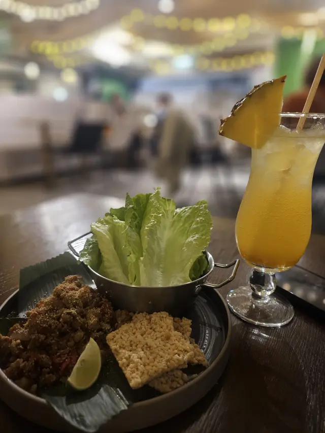 味道酸酸辣辣非常開胃，檸檬葉、香茅、南薑等香料層次豐富 🧡再配有鬆脆既鍋巴 👍