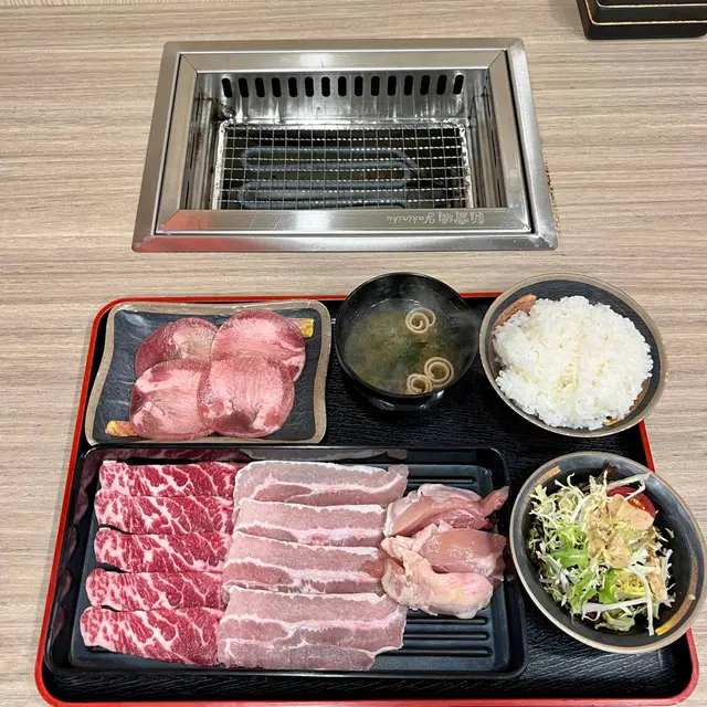 極上牛小排 五花腩肉 雞腿肉 牛舌芯