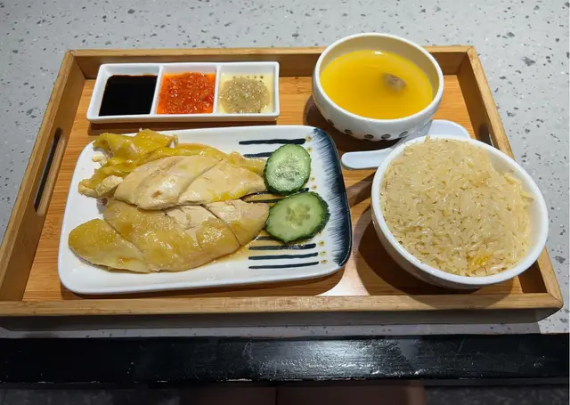 平時去開銅鑼灣嗰間今次是屯門， 品質都一樣💛佢啲雞好滑油飯又香