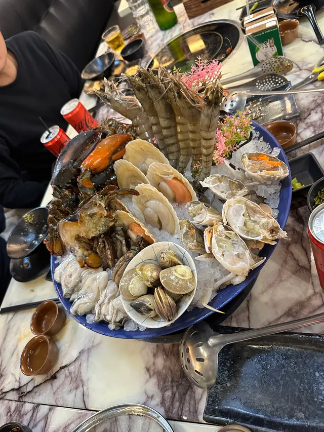 成盤海鮮，我覺得鮑魚同蝦係好食，其他都唔需要食