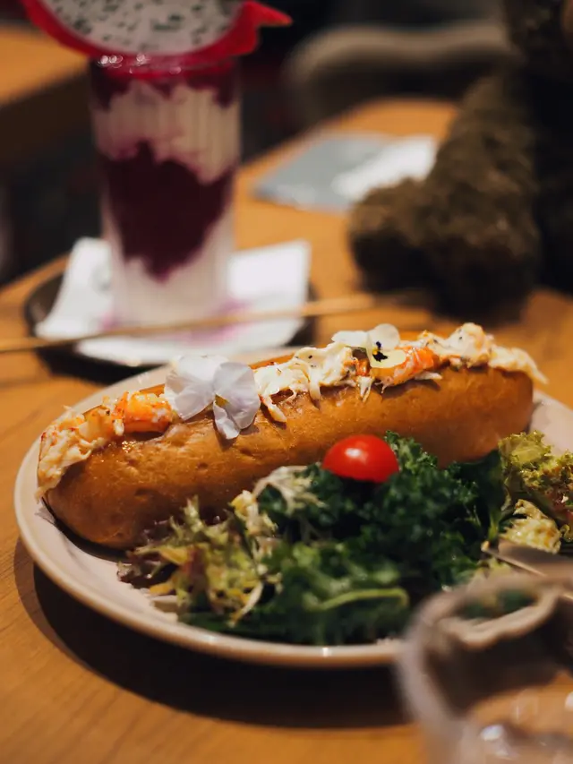 深海中的龍蝦潛艇