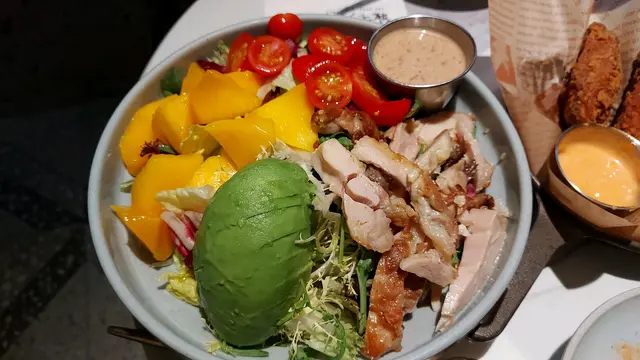 牛油果香芒烤雞沙律配日式胡麻醬