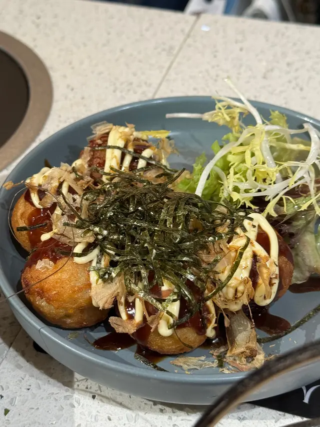 小小顆 還在店吃 所以也沒有太多/ 太大的期待😚
可是!!誰知道他們一顆一口剛剛口 雖小顆 但他們章魚🐙佔六七成!!
好咬 醬足 澱粉感又不重 直接一口氣吃掉三顆 有夠爽的 性格比拉滿👍