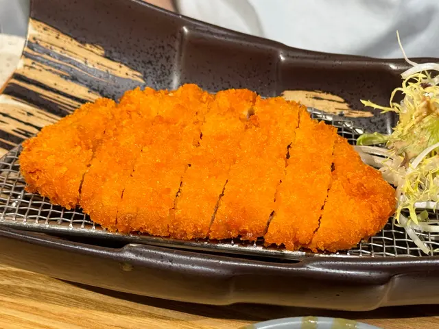 他們的咖哩有像家𥚃自家製的!!甘口濃郁 還有顆粒感~
吉列豬扒 炸皮偏薄(贊)內軟軟~ 一定要沾咖哩 更贊!!
(咖哩𥚃還有不少的薯仔🥔粒~默默的吃🤫