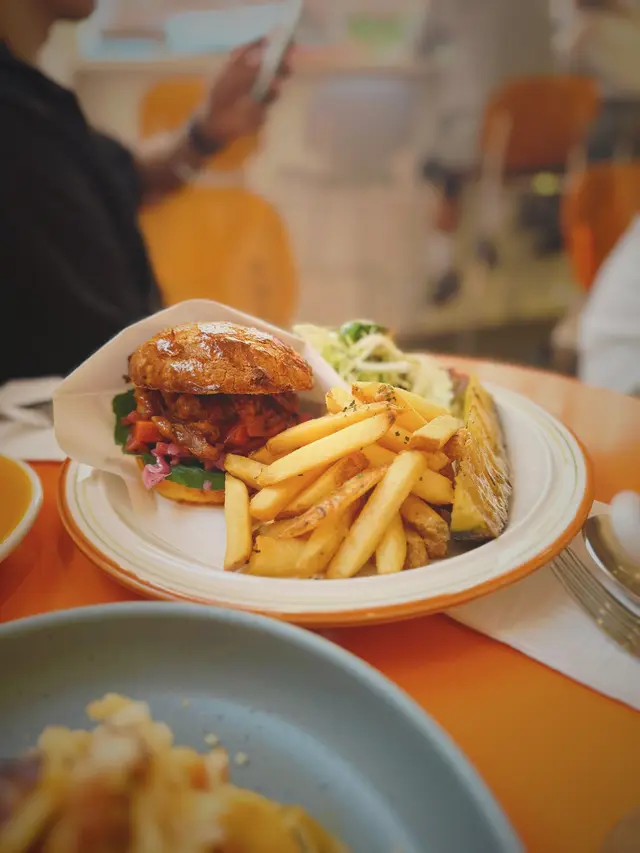 菠椰菠蘿尾手撕牛尾菠蘿包漢堡