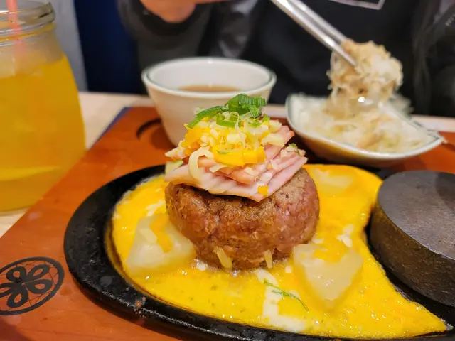 菠蘿煙肉和牛漢堡扒(中)