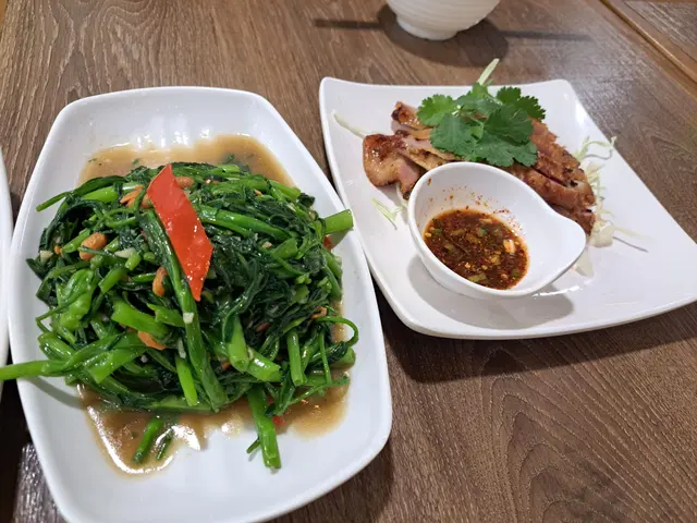 燒豬頸肉勁有咬口，側邊燒到脆邊，入口又唔會有成啖油嘅感覺，配埋佢特製嘅酸辣汁，完全係地道菜式之一！
飛天通菜份量比想像中大，去食泰國菜必點的食物，呢到炒既菜好有鹹香，送飯一流！