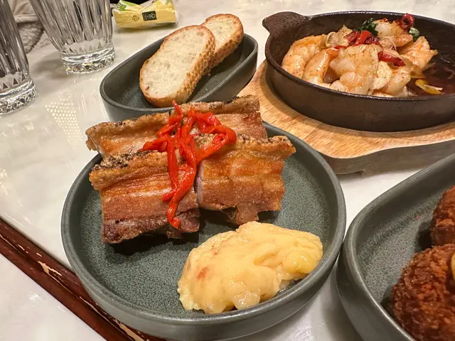 脆皮豬腩肉配蜂蜜蛋黃醬