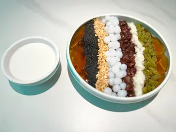 彩虹乌龙冰粉
