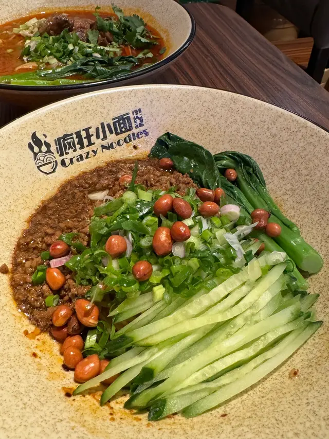 BB辣、BB麻
大家別和我一樣豬🐷!!能吃辣的 就要和他們一樣瘋狂!!
因為小孩不太能吃辣 就為他而點了個BB辣、BB麻
他們的擔擔面是可以吃的~~但一定要加辣加麻
到後面 直接把「棒棒雞」的汁加進去~~爽!!這才對味😍