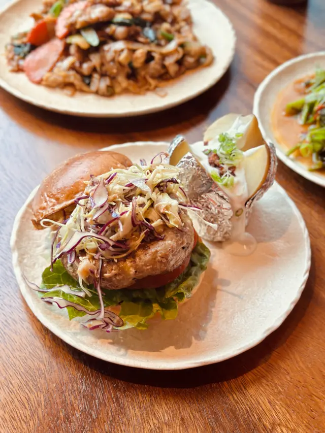 豬肉漢堡•青咖喱蛋黃醬