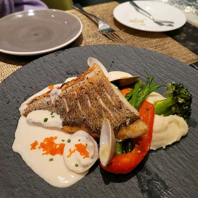 香煎鱸魚配蜆肉忌廉汁