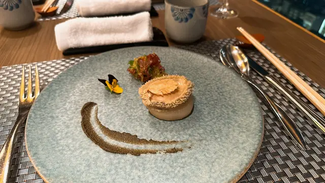 原隻新鮮鮑魚,口感細嫩彈牙,配上煮至清甜軟腍嘅日本大根,蘸上紫菜蠔汁,味道👅更鮮味!