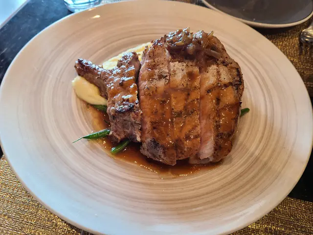 慢煮西班牙豬鞍配洋蔥及新薯