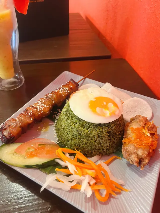 檸檬羅勒炒碎米飯伴柑桔鷄翼及豬串 (各1)