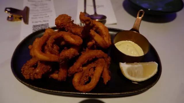酥脆魷魚圈配辣根時蘿蛋黃醬