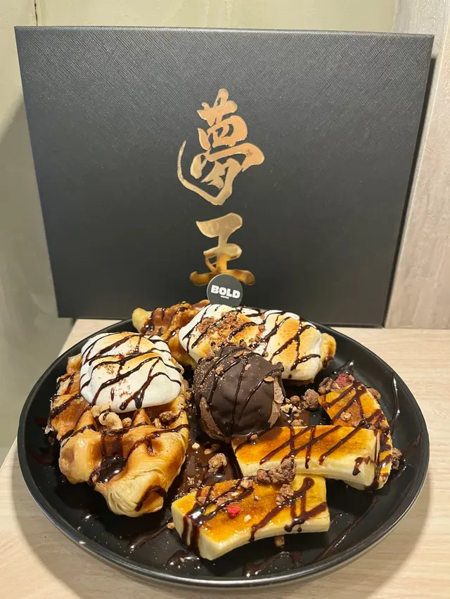 呢個甜品真係無敵 牛角包窩夫烘得外脆內軟 內層口感煙靭👍🏻 棉花糖烤過成半溶狀態 仲可以拉絲‼️朱古力雪糕外層包住脆皮 仲有朱古力穀物脆脆增加口感 旁邊嘅焦糖香蕉味道香甜軟熟 最後灑上大量朱古力醬 整體一定係甜 但味道一流🥰