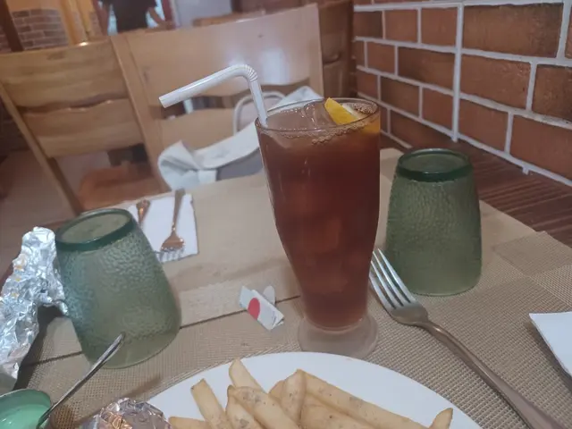 點咗個印式無骨烤雞肉卷配薯條餐。價錢$56。個烤雞肉好嫩。混入雜菜沙律。好味。加點少許青咖哩汁。好滋味。個薯條好美味。杯冰檸檬茶好冰凍。價錢公道。間餐廳橫裝好重印度風味。