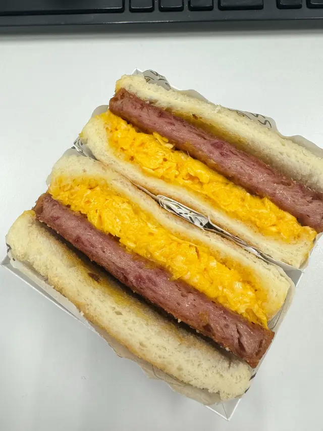 餐肉滑蛋三文治 