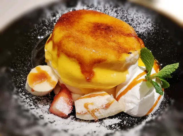 班戟如雲朵般的充滿著淡淡的蛋香，且帶著點點焦糖的香脆和微甜，富空氣感，甜而不膩