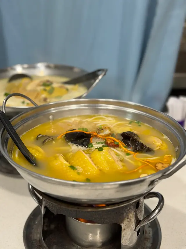 湯底採用當歸、紅棗等滋補藥材煮成
藥膳味濃但唔會苦 雞件煮到入晒味🤪
個人認為仲正過招牌🤣