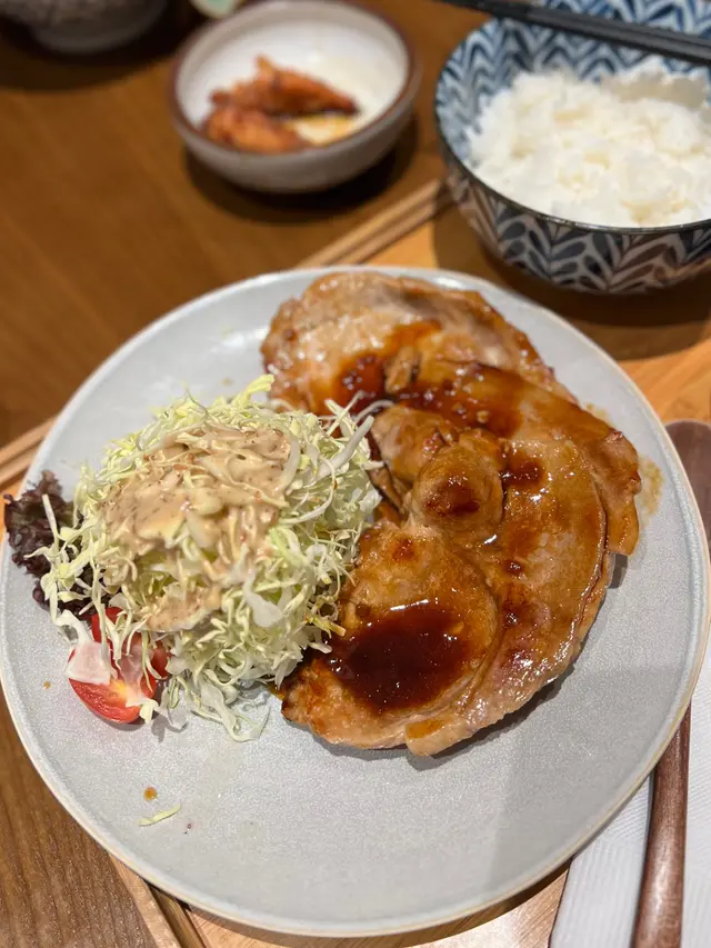 一睇已經嚇一嚇😵💫 我未食過豚肉生薑燒係咁煮法,而且完全見唔到生薑,只係見到一粒粒疑似用嚟沖飲品嘅調味薑粒,真係好shocked 🤯🤯🤯 食落肉質都係煲湯豬展,味道令人非常失望。四個字:不知所謂!