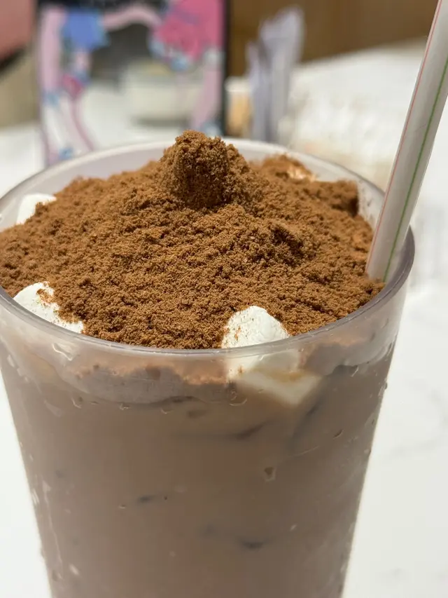 才$15 想不到不點的理由 而且真的滿滿美祿粉!!
上面還加了棉花糖~~ 粉中還有甜甜咬口 一點都不單調
(另外呢~~大家可以😌去冰 那就不會因為冰融化而變淡)